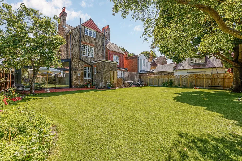 6 bed detached house for sale
Queen Anne’s Gardens, Bedford Park, London W4