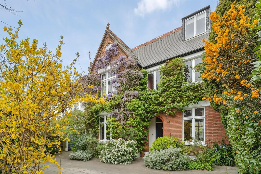 7 bed detached house for sale Thurleigh Road between the commons